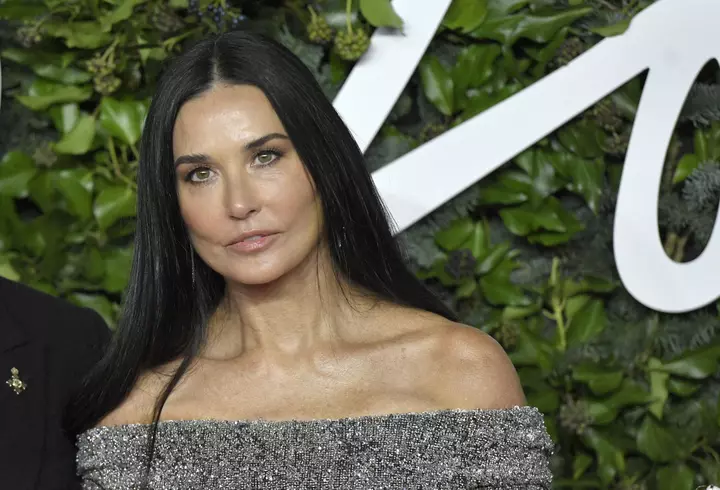 Oana Roman îi ia apărarea tatălui ei, Petre Roman, după ce a fost acuzat că a furat banii publici: „După divorț nu avea casă”