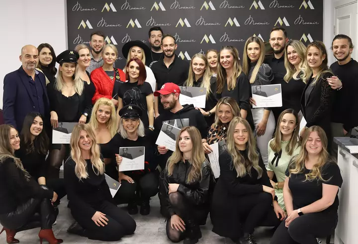 Cadouri inspirate de sărbători - Ce surprize au pregătit vedetele pentru cei dragi?