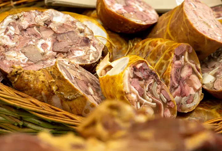 Rețetă de piftie din ciolan afumat. Nelipsită de sărbători