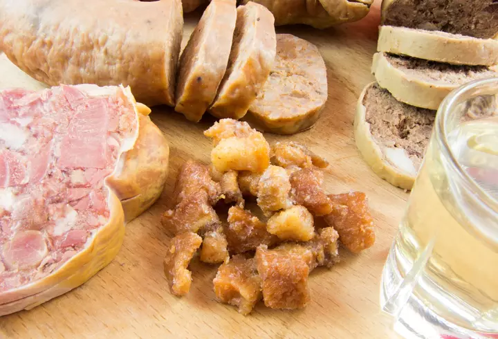 Rețetă de piftie din ciolan afumat. Nelipsită de sărbători