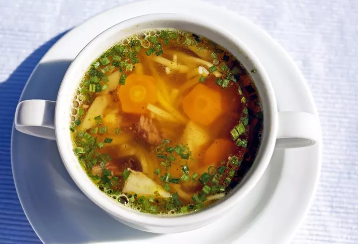 Rețetă de piftie din ciolan afumat. Nelipsită de sărbători