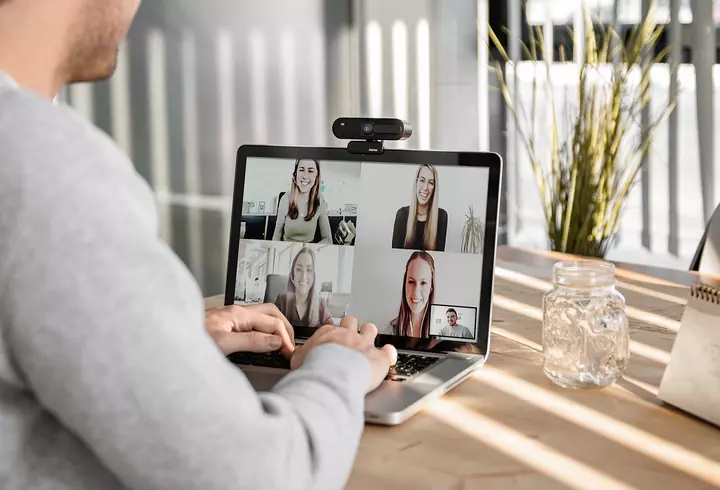 Cadouri inspirate de sărbători - Ce surprize au pregătit vedetele pentru cei dragi?