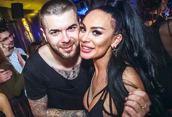 Anamaria Prodan s-a pozat în dormitor, într-un costum de baie minuscul