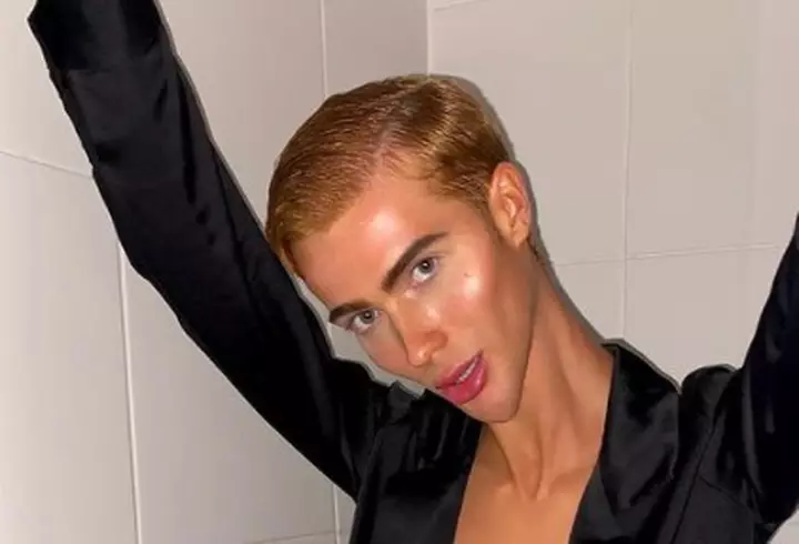 Anamaria Prodan s-a pozat în dormitor, într-un costum de baie minuscul