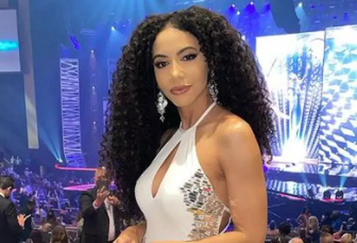 Anamaria Prodan s-a pozat în dormitor, într-un costum de baie minuscul