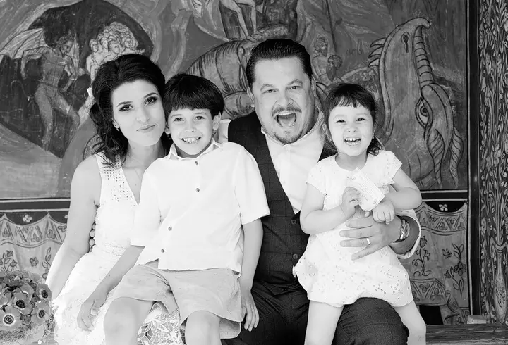 Fiul lui Ștefan Bănică și-a deschis propria afacere, din banii lui, la doar 20 de ani. Violeta, sora lui, i-a fost alături