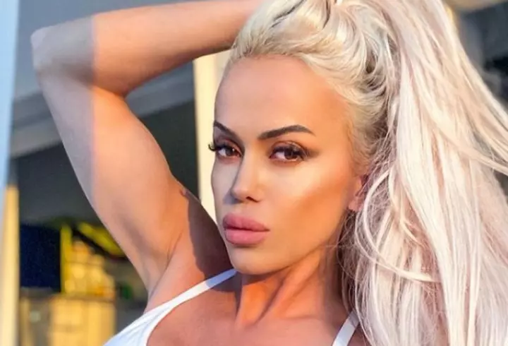 Anamaria Prodan s-a pozat în dormitor, într-un costum de baie minuscul