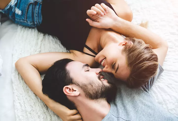 Cum accesorizăm rochiile cu imprimeu floral