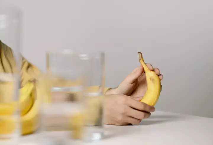 Cum accesorizăm rochiile cu imprimeu floral