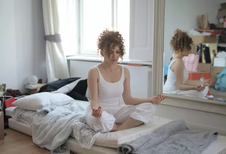 Cum accesorizăm rochiile cu imprimeu floral