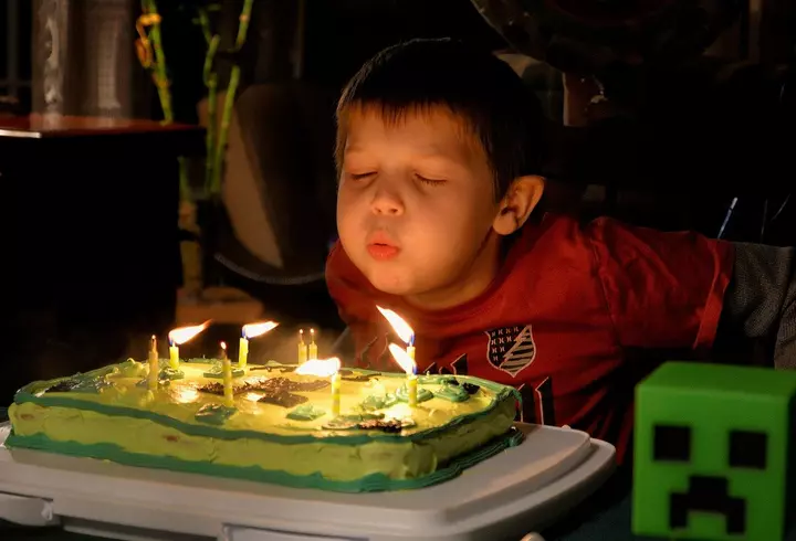 Cum accesorizăm rochiile cu imprimeu floral