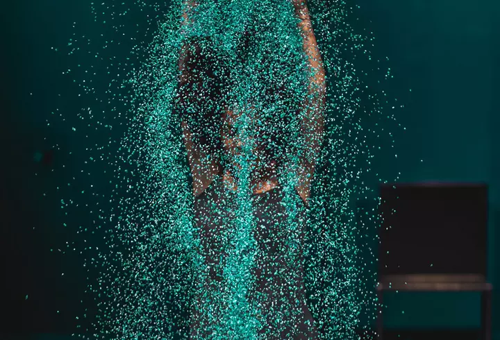 Cum accesorizăm rochiile cu imprimeu floral