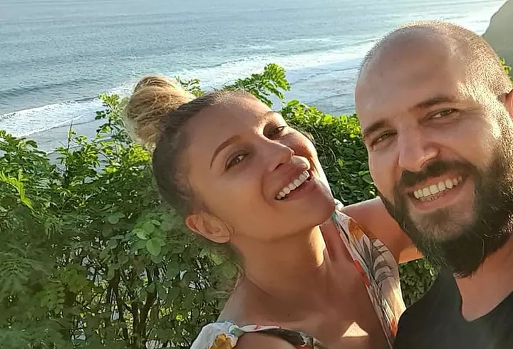 Anamaria Prodan s-a pozat în dormitor, într-un costum de baie minuscul