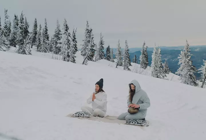 Cum accesorizăm rochiile cu imprimeu floral