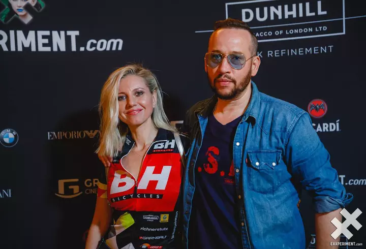 Anamaria Prodan s-a pozat în dormitor, într-un costum de baie minuscul