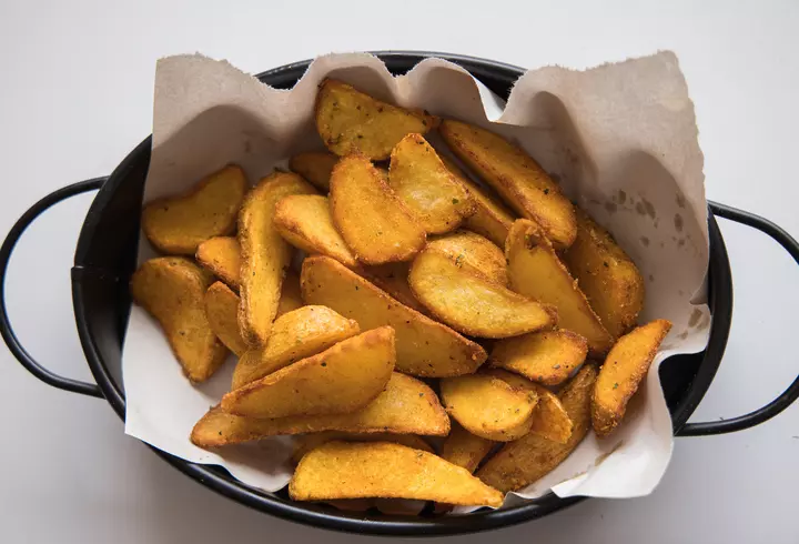 Rețetă cartofi noi cu unt și mărar. Rapid de făcut!