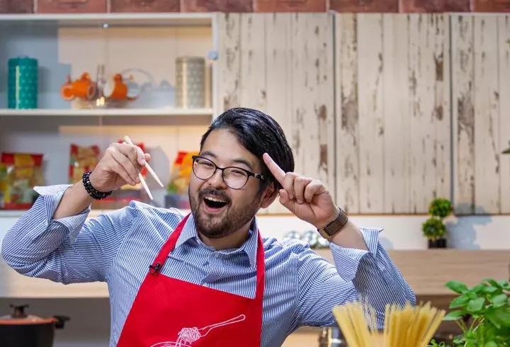 Scandal între Sebastian Dobrincu de la Imperiul Leilor și Mimi: "Vrea să profite profesional pe baza relaţiei"