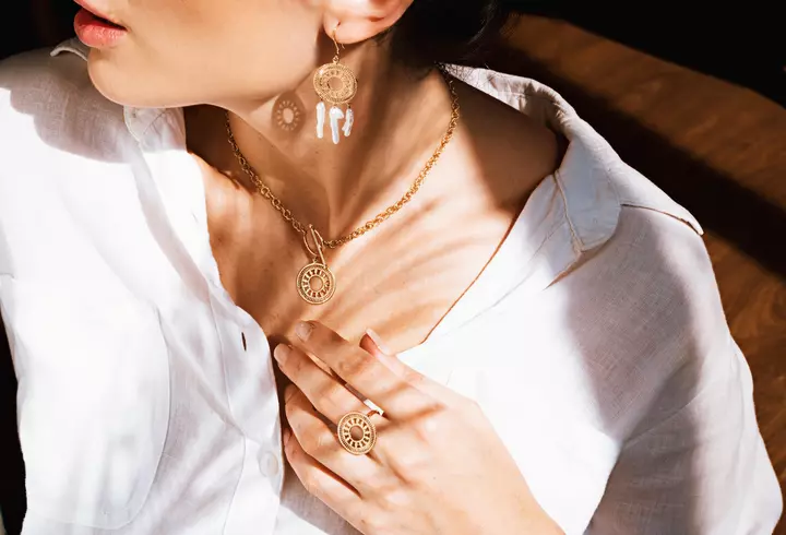 Cum accesorizăm rochiile cu imprimeu floral