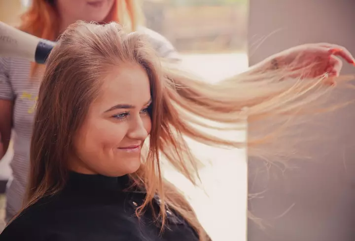 Cum accesorizăm rochiile cu imprimeu floral