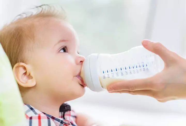 Cum accesorizăm rochiile cu imprimeu floral