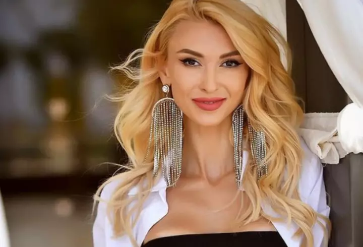 Ana Morodan, în chiloți și cu sânii goi pe stradă: „Când ești foarte deșteaptă...”