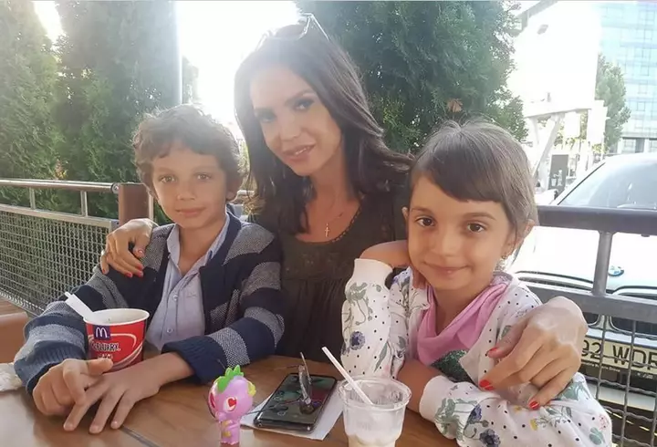 Andreea Marin, susținută de iubitul Adrian Brâncoveanu și de fiica Violeta la lansarea cărții sale: „Cand ma plangeam ca nu imi iese ceva, tatal meu..."