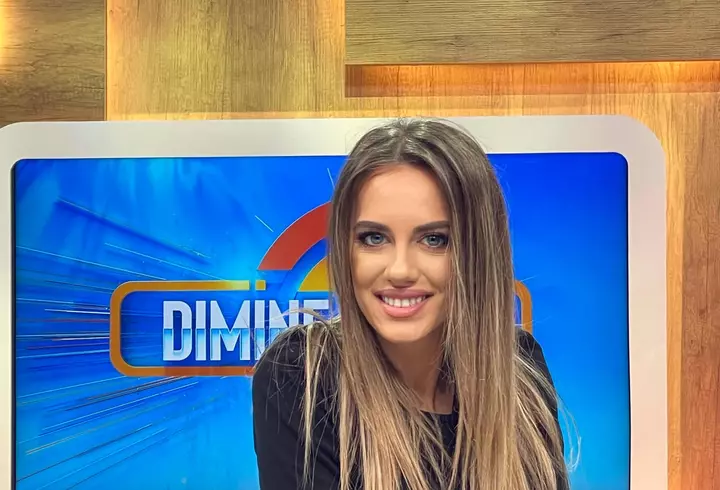 Andreea Marin, susținută de iubitul Adrian Brâncoveanu și de fiica Violeta la lansarea cărții sale: „Cand ma plangeam ca nu imi iese ceva, tatal meu..."