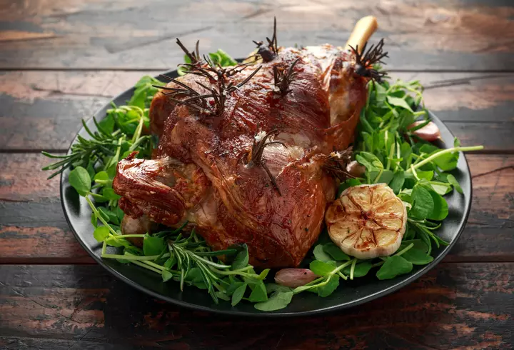 Rețetă cartofi noi cu unt și mărar. Rapid de făcut!