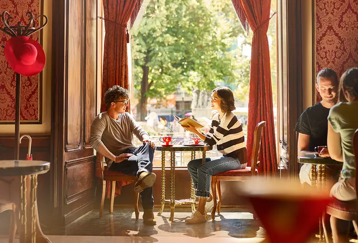 Cum te poți angaja ca make-up artist și mai ales unde