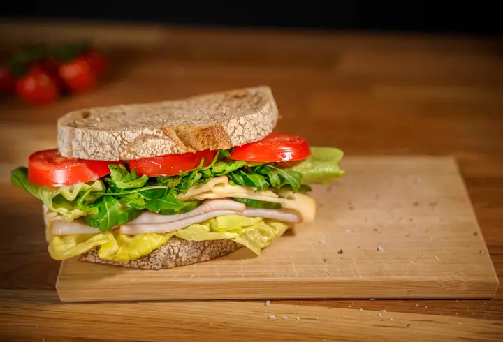 Rețetă cartofi noi cu unt și mărar. Rapid de făcut!