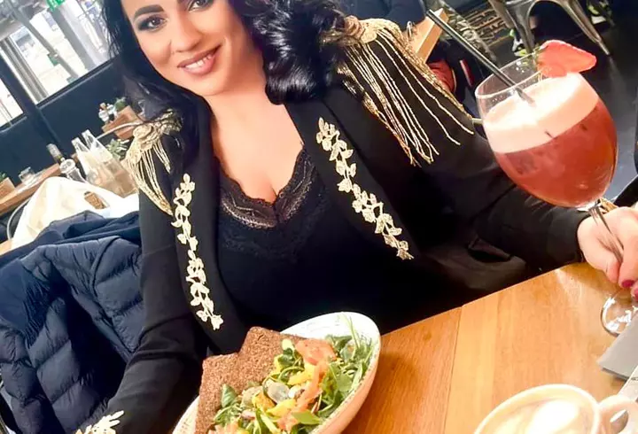 Cum s-a îmbrăcat Carmen Iohannis la balul de absolvire al elevilor săi. Prima Doamnă a purtat un accesoriu neașteptat