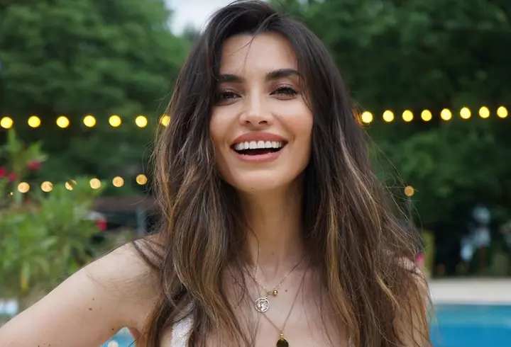 Fiica Andreei Berecleanu a apărut pe Instagram într-un costum de baie minuscul. Eva Zaharescu e foarte sexy, la 20 de ani