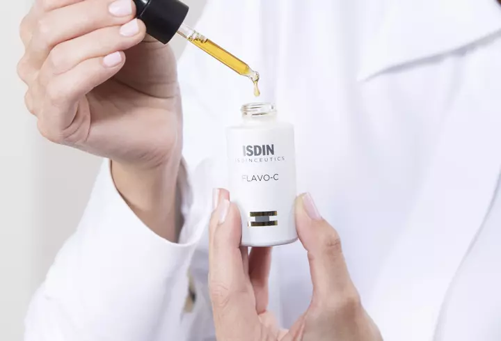 FOREO UFO ajută la refacerea pielii după expunerea îndelungată la soare