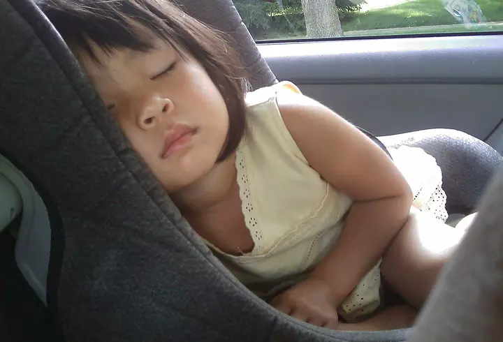 FOREO UFO ajută la refacerea pielii după expunerea îndelungată la soare