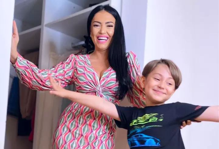 Vlăduța Lupău s-a fotografiat în timp ce își alăptează băiețelul: "Profit să stau cu Iair"