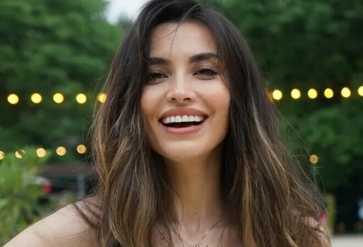 Ruby a purtat o rochie din folie alimentară la VIVA! Influencers Party 2022: "Nu există mai sustenabil de atât"