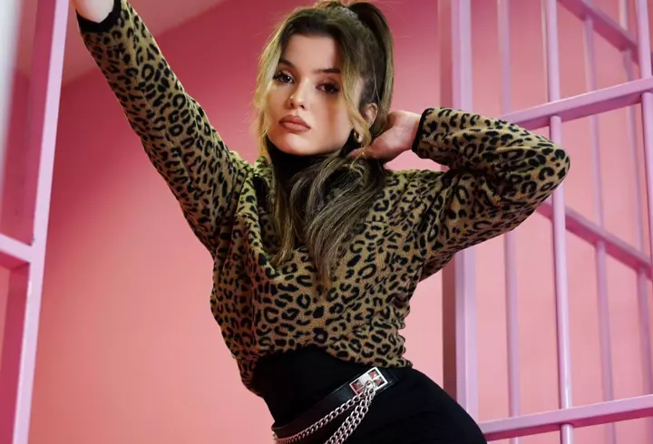 Primele imagini de la parastasul organizat de Anamaria Prodan la cimitirul Bellu, în memoria mamei sale, Ionela Prodan