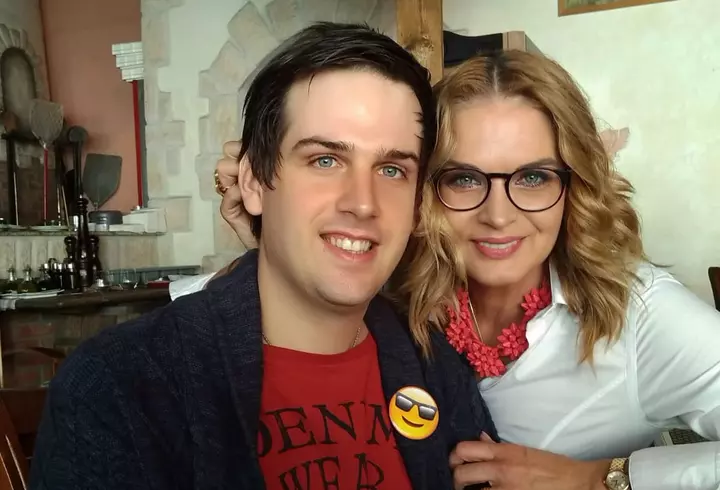 Primele imagini de la parastasul organizat de Anamaria Prodan la cimitirul Bellu, în memoria mamei sale, Ionela Prodan