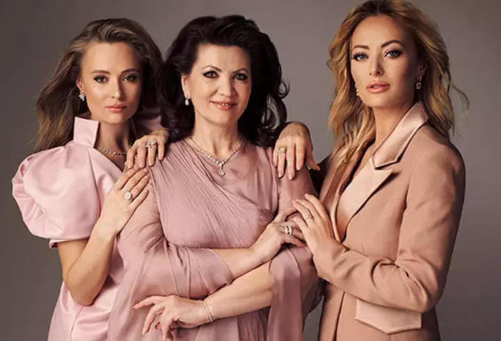 Cum arată Elena Băsescu după ce s-a spus că ar fi exagerat cu operațiile estetice