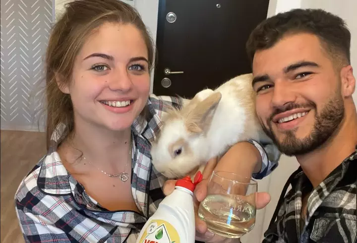 Primele imagini de la parastasul organizat de Anamaria Prodan la cimitirul Bellu, în memoria mamei sale, Ionela Prodan