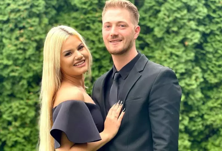 Florinel Coman și Ioana Timofeciuc și-au botezat fetița. Cine sunt nașii copilului