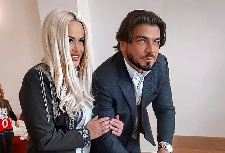 Oana Roman, ședință foto de Crăciun alături de Marius Elisei și fiica lor: "Este al 9-lea an împreună"