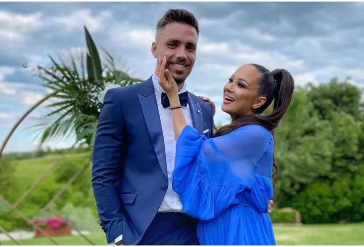 Oana Roman, ședință foto de Crăciun alături de Marius Elisei și fiica lor: "Este al 9-lea an împreună"