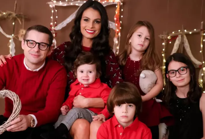 Oana Roman, ședință foto de Crăciun alături de Marius Elisei și fiica lor: "Este al 9-lea an împreună"