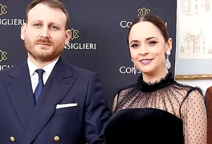 Oana Roman, ședință foto de Crăciun alături de Marius Elisei și fiica lor: "Este al 9-lea an împreună"