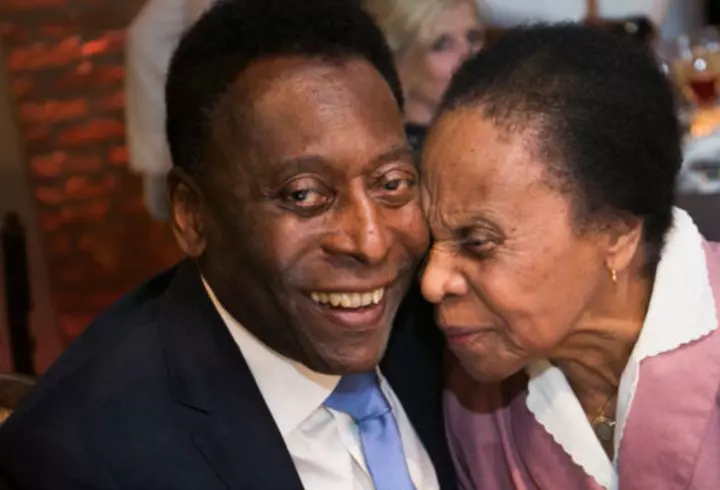 „Peste cadavrul meu”. Narcisa Suciu nu a acceptat ca tatăl ei să-și refacă viața, după moartea mamei