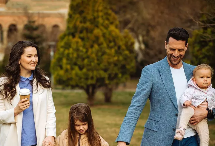 Oana Roman, ședință foto de Crăciun alături de Marius Elisei și fiica lor: "Este al 9-lea an împreună"