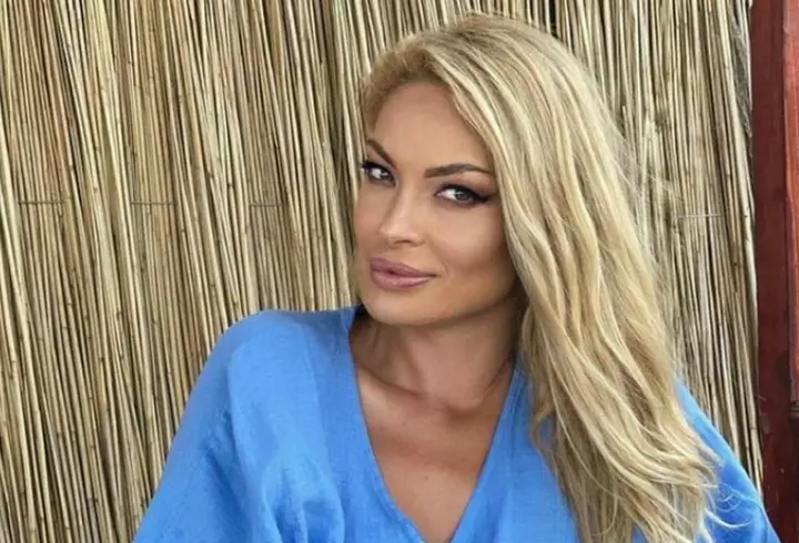 Oana Roman, ședință foto de Crăciun alături de Marius Elisei și fiica lor: "Este al 9-lea an împreună"