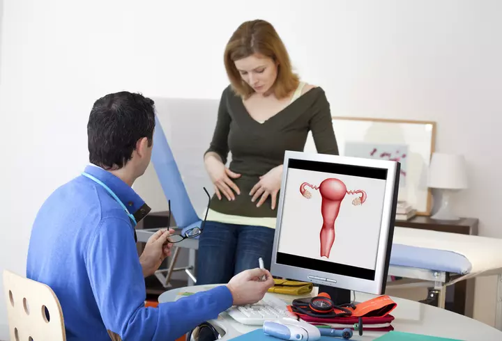 Infecția cu norovirus: ce o cauzează și ce simptome prezintă / Focar la un colegiu din Timişoara