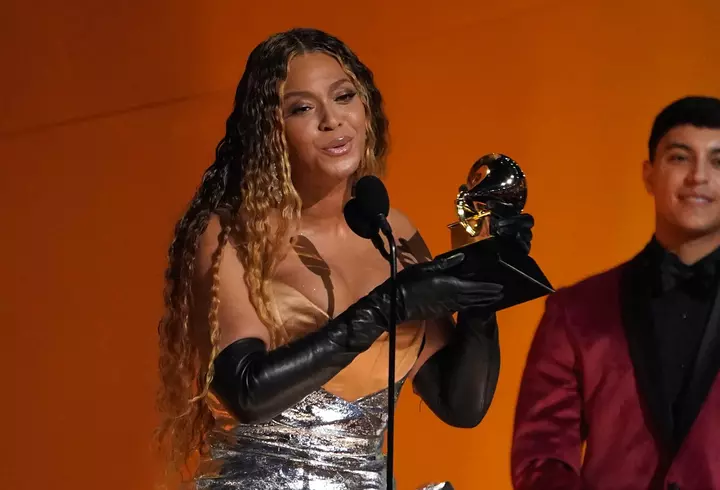 Cum s-a îmbrăcat Nadia Comăneci la Grammy 2023 și cine a însoțit-o. A atras toate privirile pe covorul roșu!